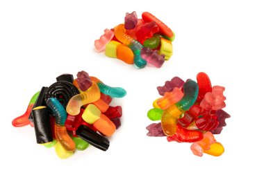 Beyaz arka planda izole edilmiş çeşitli renkli jelibon şekerler. Üst Manzara. Jöleli şekerler.