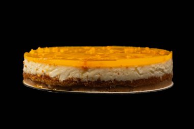 Beyaz arkaplanda izole edilmiş turuncu cheesecake. 