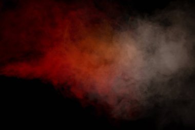 Siyah arka planda turuncu ve kırmızı buhar. Boşluğu kopyala.