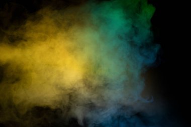 Siyah arka planda mavi ve yeşil buhar. Boşluğu kopyala.