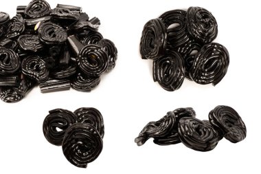 Beyaz arka planda izole edilmiş jöle anason şekeri. Siyah jöleli şekerler. Üst Manzara. Lezzetli jelatin şekerler..