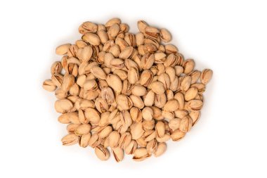 Beyaz arka planda izole edilmiş lezzetli fıstıklar..
