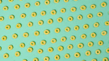 Yeşil arka planda pullar. Desen. 