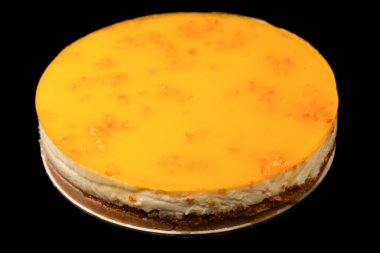 Beyaz arkaplanda izole edilmiş turuncu cheesecake. 