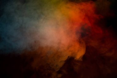 Siyah arka planda mavi ve sarı buhar. Boşluğu kopyala.