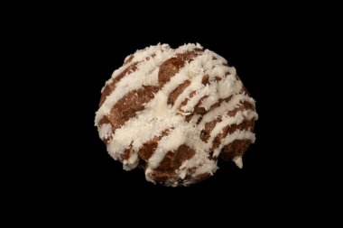 Siyah arka planda hindistan cevizi kremalı profiterol.. 