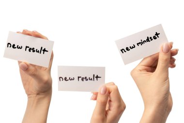 Yeni zihniyet - beyaz arka planda izole edilmiş bir kadının elindeki bir karttaki yeni sonuç metni.  