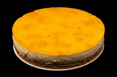 Beyaz arkaplanda izole edilmiş turuncu cheesecake. 