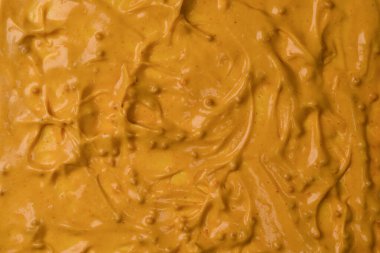 Sarı sos arka plan olarak sıçrıyor. Üst görünüm. 