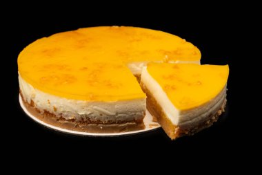 Beyaz arkaplanda izole edilmiş turuncu cheesecake. 