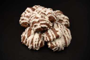 Siyah arka planda hindistan cevizi kremalı profiterol.. 