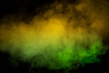 Siyah arka planda yeşil ve beyaz buhar. Boşluğu kopyala.