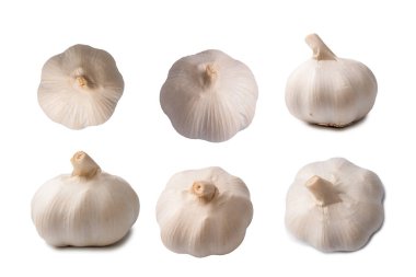 Sarımsak beyaz arka planda izole edilmiş. Üst görünüm. 