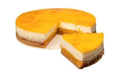 Beyaz arkaplanda izole edilmiş turuncu cheesecake. 