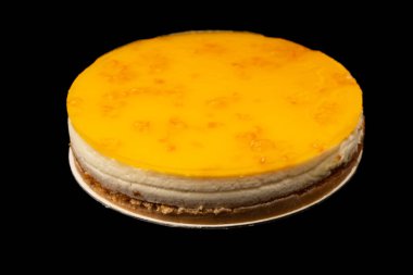 Beyaz arkaplanda izole edilmiş turuncu cheesecake. 