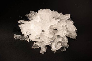 Siyah arkaplan üzerindeki buz kristalleri, metin veya tasarım için boşluk.