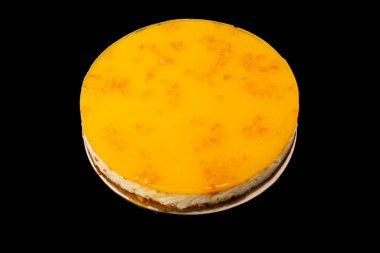 Beyaz arkaplanda izole edilmiş turuncu cheesecake. 