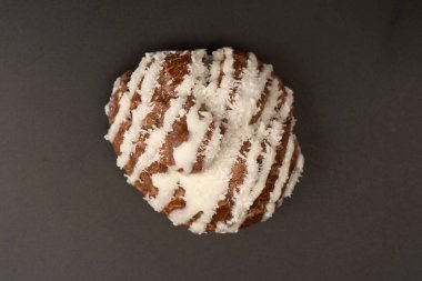 Siyah arka planda hindistan cevizi kremalı profiterol.. 