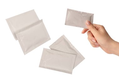 Islak mendiller beyaz arka planda izole edilmiş. Üst görünüm. 