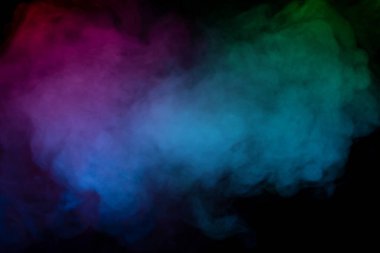 Siyah arka planda mavi ve yeşil buhar. Boşluğu kopyala.