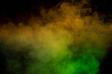 Siyah arka planda yeşil ve beyaz buhar. Boşluğu kopyala.