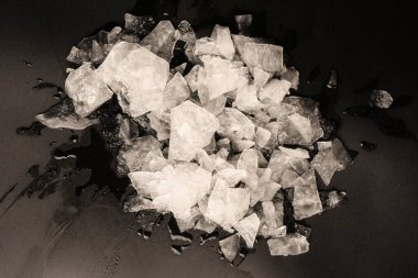 Siyah arkaplan üzerindeki buz kristalleri, metin veya tasarım için boşluk.