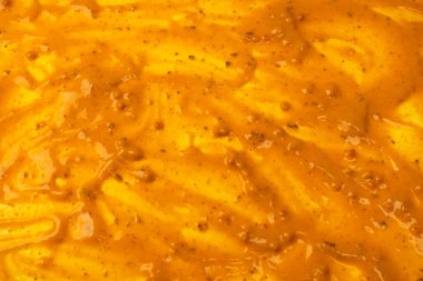 Sarı sos arka plan olarak sıçrıyor. Üst görünüm. 