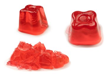 Beyaz arka planda izole edilmiş tatlı meyve jölesi. Jelatin küpleri.