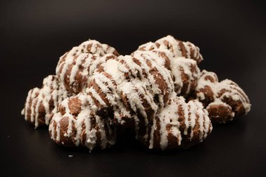 Siyah arka planda hindistan cevizi kremalı profiterol.. 