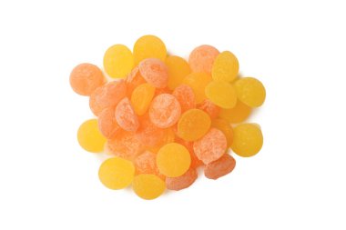 Beyaz arka planda izole edilmiş parlak narenciye lolipopları. 