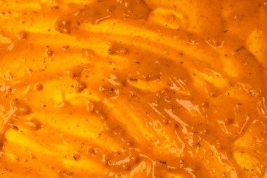 Sarı sos arka plan olarak sıçrıyor. Üst görünüm. 