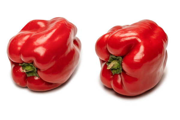 красный перец колокол изолирован на белом фоне. 