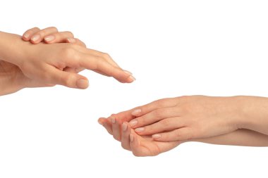 Kadın elleri beyaz bir arka planda izole edilmiş. Çıplak tırnak cilası. 