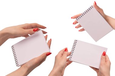 Kırmızı tırnaklı kadınların elinde boş beyaz kağıt olan bir defter. Boşluğu kopyala. 