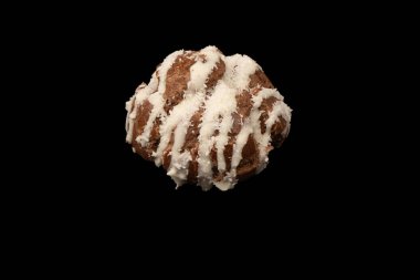 Siyah arka planda hindistan cevizi kremalı profiterol.. 