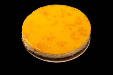 Beyaz arkaplanda izole edilmiş turuncu cheesecake. 