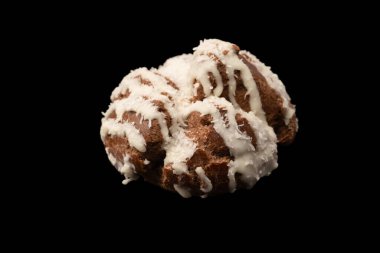 Siyah arka planda hindistan cevizi kremalı profiterol.. 