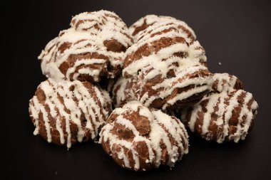 Siyah arka planda hindistan cevizi kremalı profiterol.. 