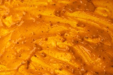 Sarı sos arka plan olarak sıçrıyor. Üst görünüm. 