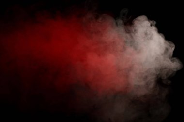 Siyah arka planda turuncu ve kırmızı buhar. Boşluğu kopyala.