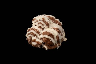 Siyah arka planda hindistan cevizi kremalı profiterol.. 