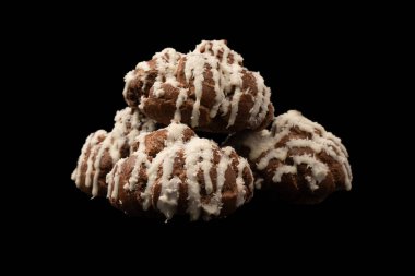 Siyah arka planda hindistan cevizi kremalı profiterol.. 