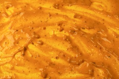 Sarı sos arka plan olarak sıçrıyor. Üst görünüm. 