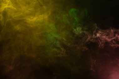 Siyah arka planda sarı ve pembe buhar. Boşluğu kopyala.