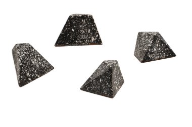 Değerli taşlar şeklinde çikolata şekerlemeleri, beyaz bir arka planda izole edilmiş mermer desenli.. 