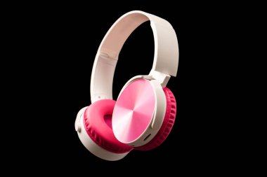Siyah arkaplanda pembe ve beyaz kulaklıklar var.. 