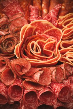 Tahtada farklı et parçaları var. Siyah bir arkaplanda.