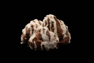 Siyah arka planda hindistan cevizi kremalı profiterol.. 