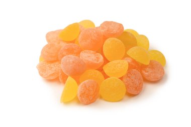 Beyaz arka planda izole edilmiş parlak narenciye lolipopları. 