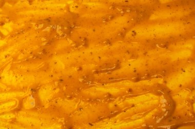 Sarı sos arka plan olarak sıçrıyor. Üst görünüm. 